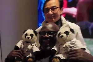 跨界联动！奥尼尔晒与成龙互动：11月快乐